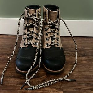 Womens Sorel wedge shoes. Size 6